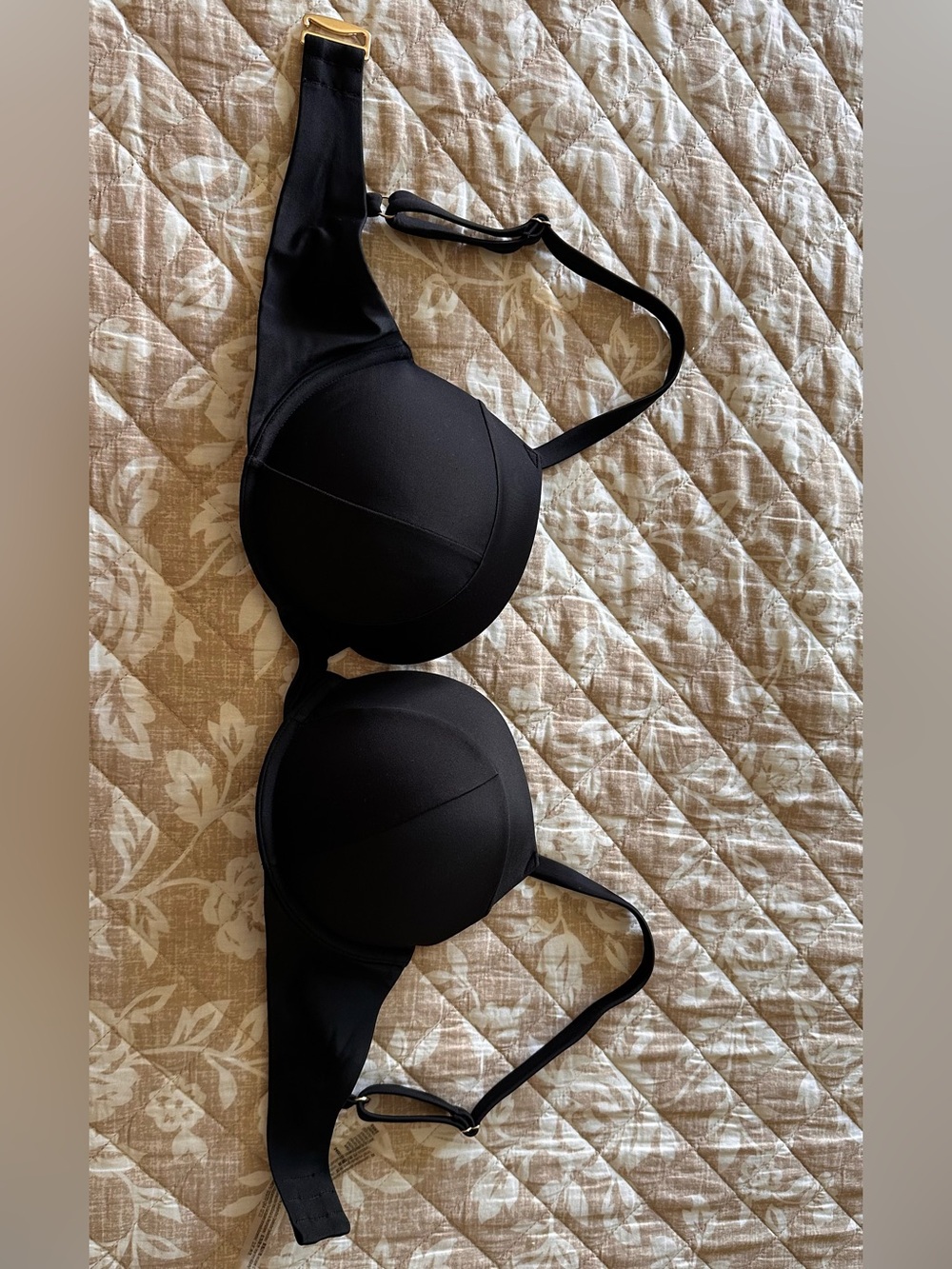 Victoria's Secret Swim Black
Underwire Push-Up Bikini Top
34DD - Picture 2 of 5